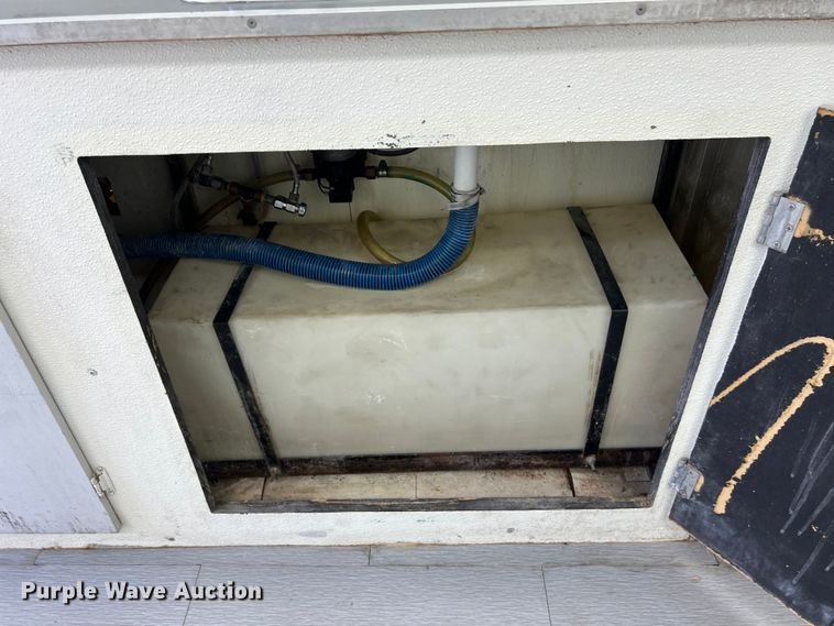 image for item LU9943 2009 Isuzu NPR box truck