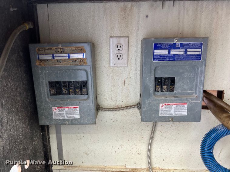 image for item LU9943 2009 Isuzu NPR box truck