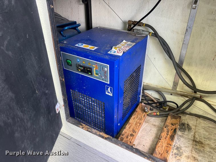 image for item LU9943 2009 Isuzu NPR box truck