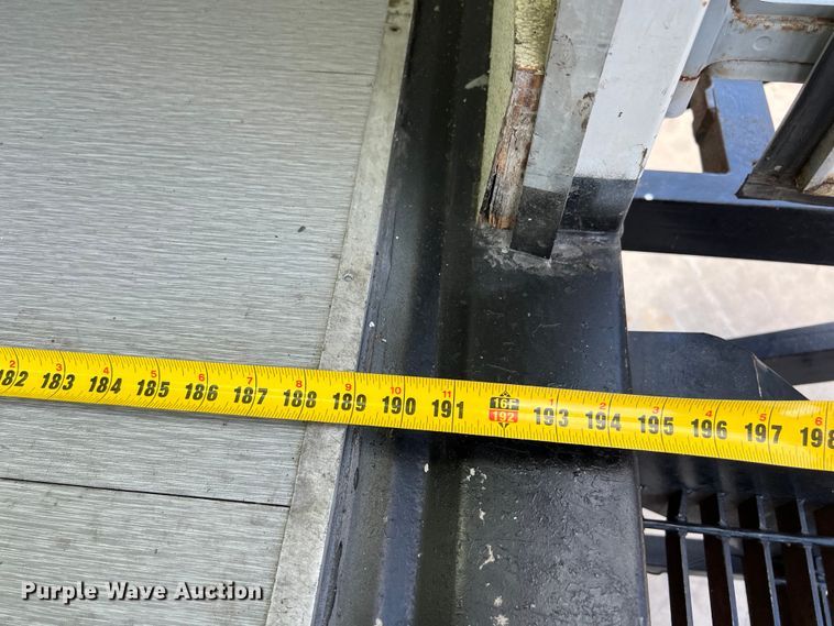 image for item LU9943 2009 Isuzu NPR box truck