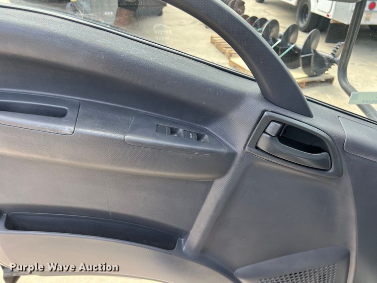 image for item LU9943 2009 Isuzu NPR box truck