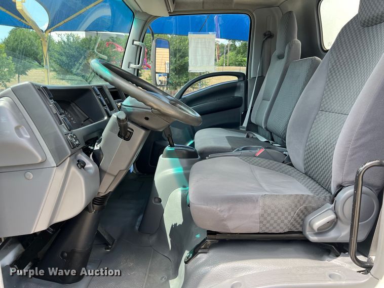 image for item LU9943 2009 Isuzu NPR box truck