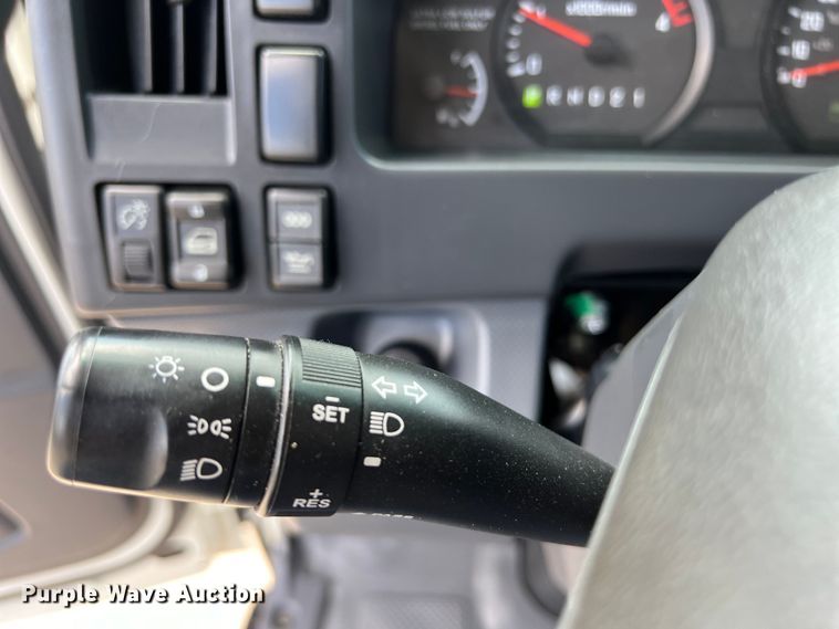 image for item LU9943 2009 Isuzu NPR box truck