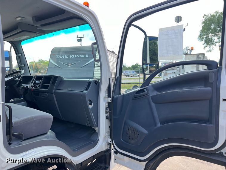 image for item LU9943 2009 Isuzu NPR box truck