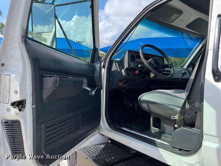 image for item LU9945 1996 GMC TopKick flatbed truck