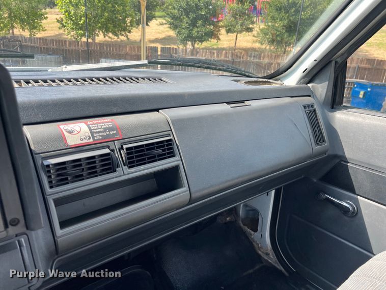 image for item LU9945 1996 GMC TopKick flatbed truck