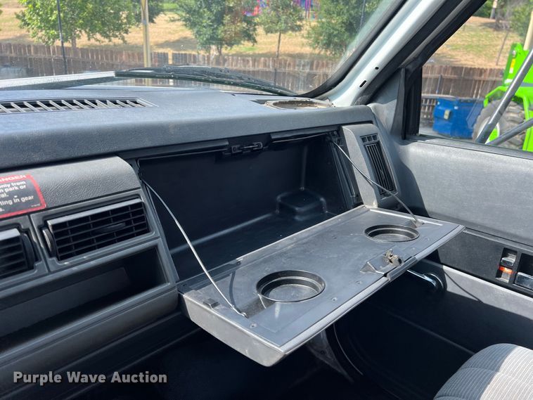 image for item LU9945 1996 GMC TopKick flatbed truck