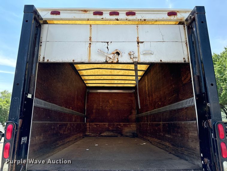 image for item MU9792 1995 International  4700 box truck