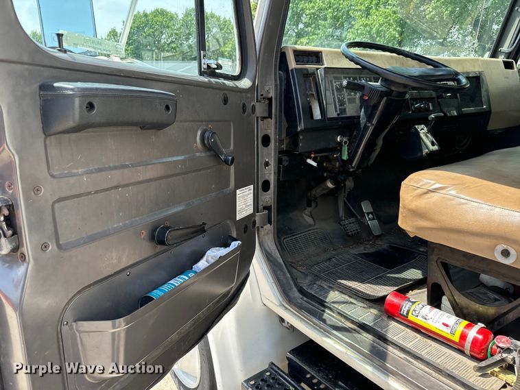 image for item MU9792 1995 International  4700 box truck