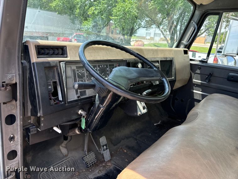 image for item MU9792 1995 International  4700 box truck