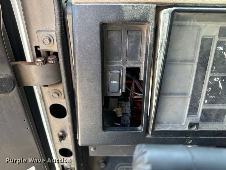 image for item MU9792 1995 International  4700 box truck