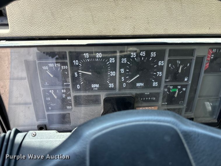 image for item MU9792 1995 International  4700 box truck