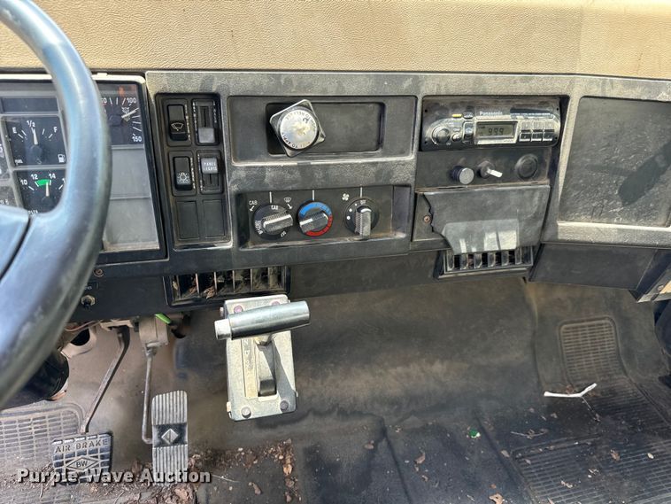 image for item MU9792 1995 International  4700 box truck