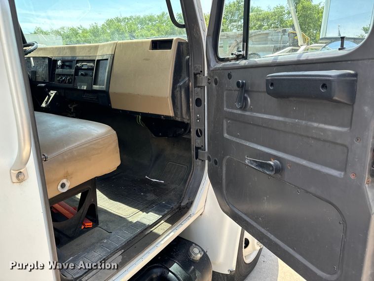 image for item MU9792 1995 International  4700 box truck