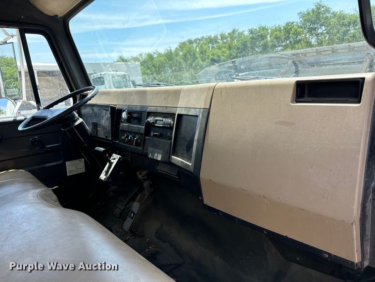 image for item MU9792 1995 International  4700 box truck