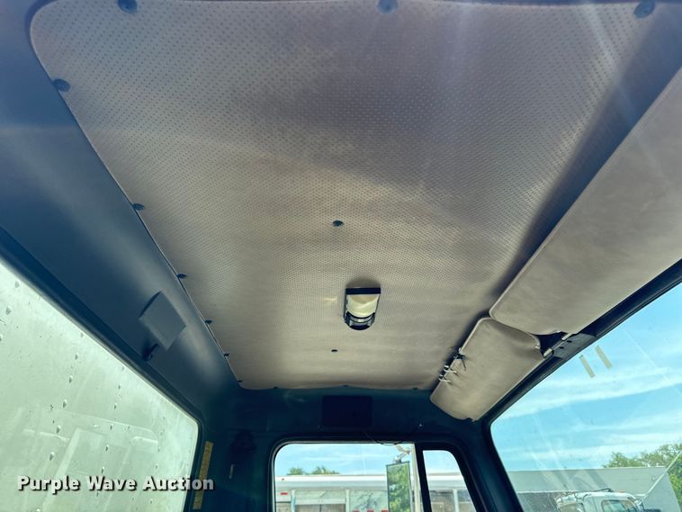 image for item MU9792 1995 International  4700 box truck