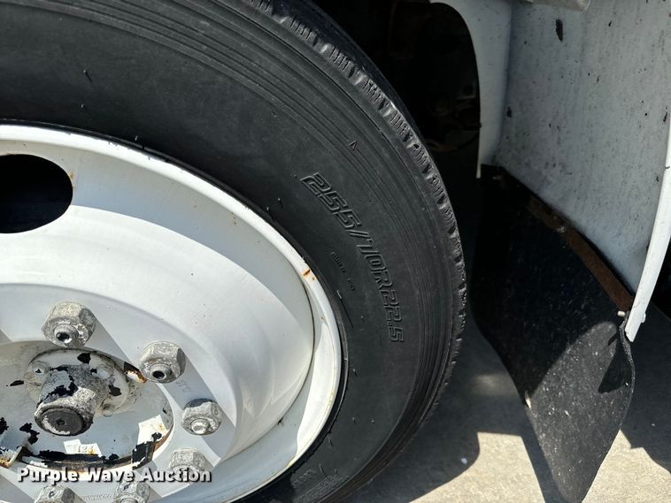 image for item MU9792 1995 International  4700 box truck