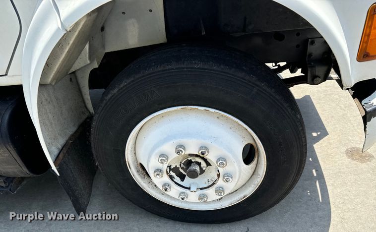 image for item MU9792 1995 International  4700 box truck