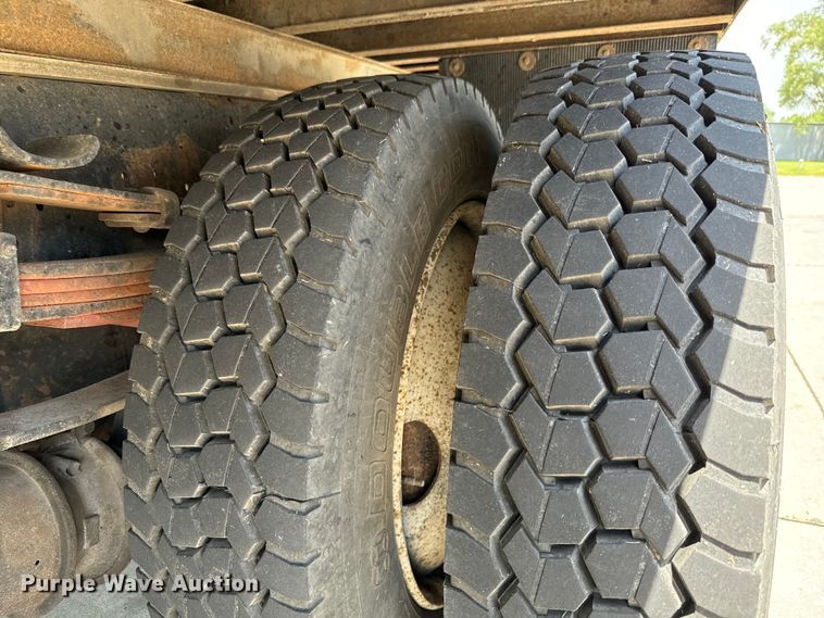 image for item MU9792 1995 International  4700 box truck