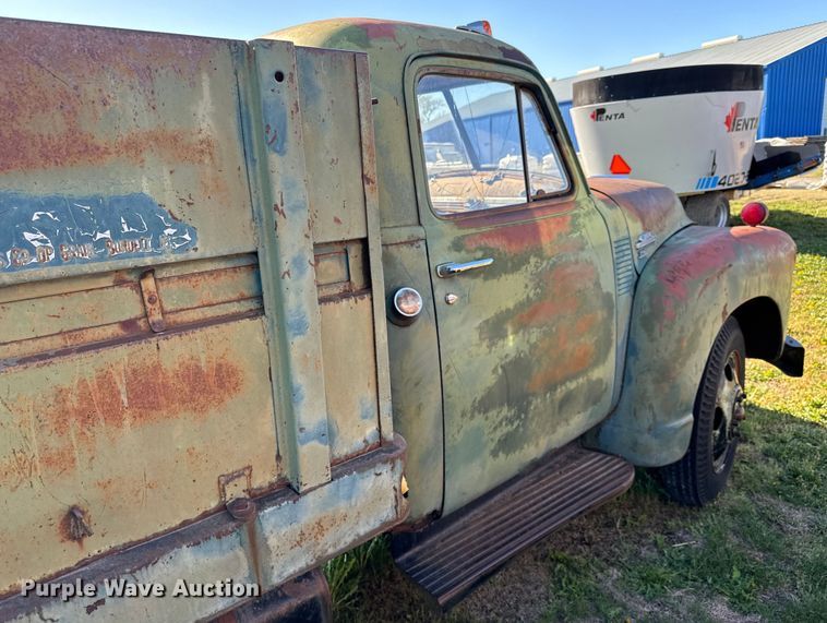 image for item NH9072 1953 GMC 350 grain truck