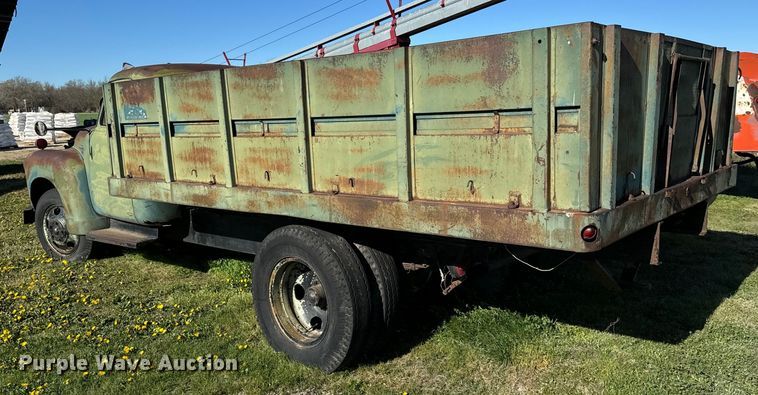 image for item NH9072 1953 GMC 350 grain truck