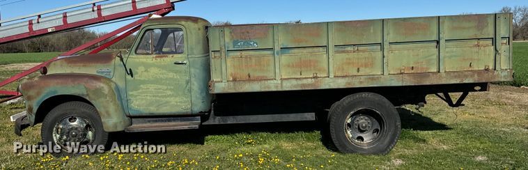 image for item NH9072 1953 GMC 350 grain truck