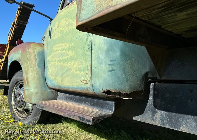 image for item NH9072 1953 GMC 350 grain truck