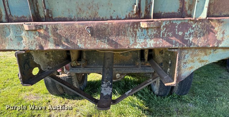 image for item NH9072 1953 GMC 350 grain truck