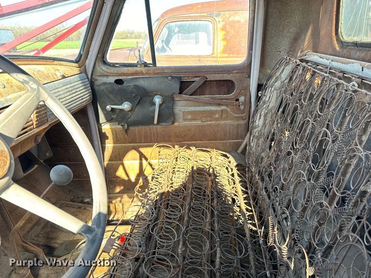 image for item NH9072 1953 GMC 350 grain truck