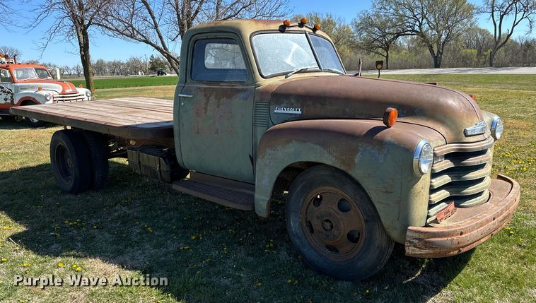 image for item NH9075 1948 Chevrolet  Loadmaster flatbed truck