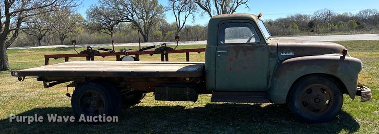 image for item NH9075 1948 Chevrolet  Loadmaster flatbed truck