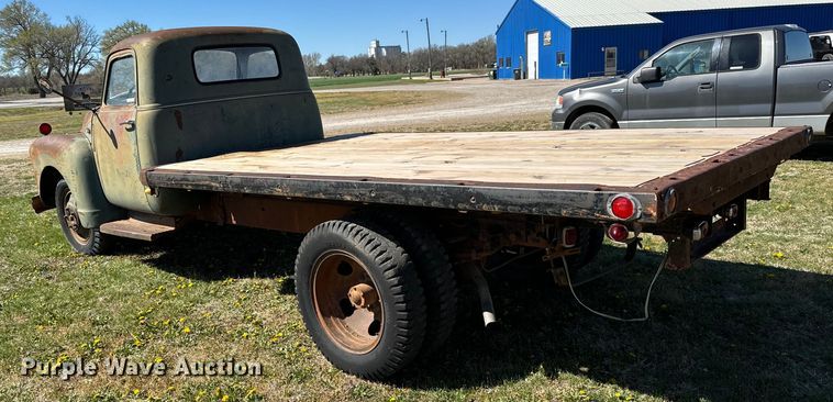 image for item NH9075 1948 Chevrolet  Loadmaster flatbed truck