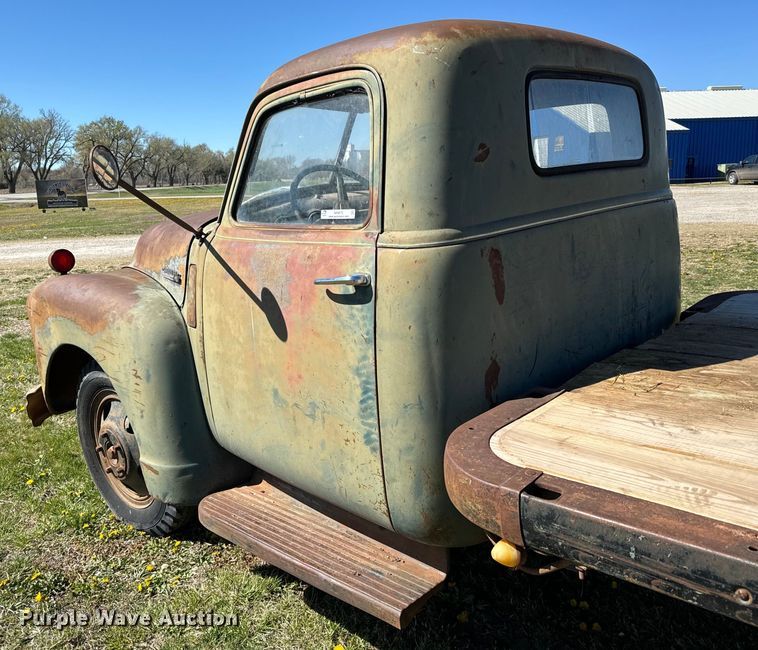 image for item NH9075 1948 Chevrolet  Loadmaster flatbed truck