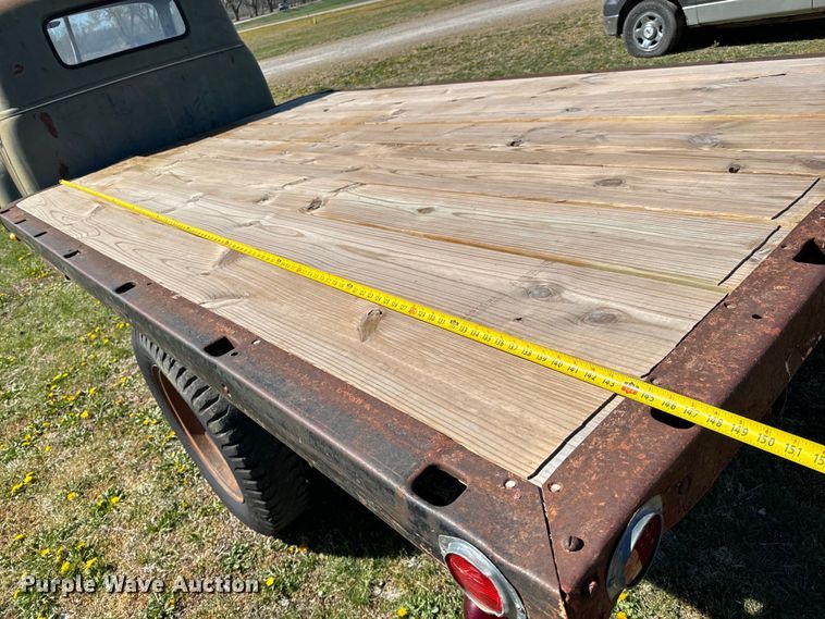 image for item NH9075 1948 Chevrolet  Loadmaster flatbed truck