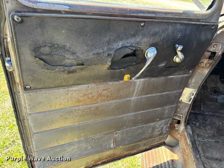 image for item NH9075 1948 Chevrolet  Loadmaster flatbed truck