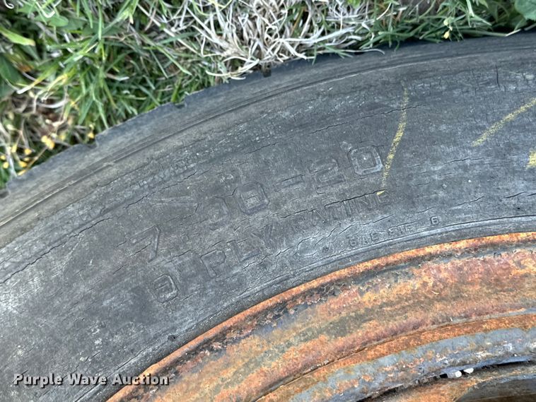 image for item NH9075 1948 Chevrolet  Loadmaster flatbed truck