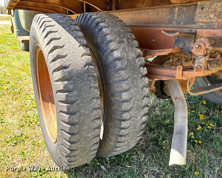 image for item NH9075 1948 Chevrolet  Loadmaster flatbed truck