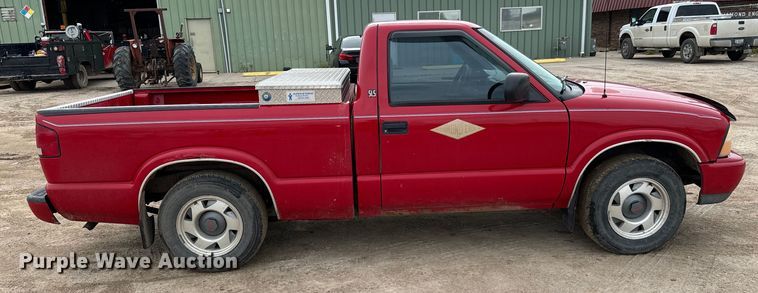 image for item NL9883 2001 GMC Sonama  pickup truck