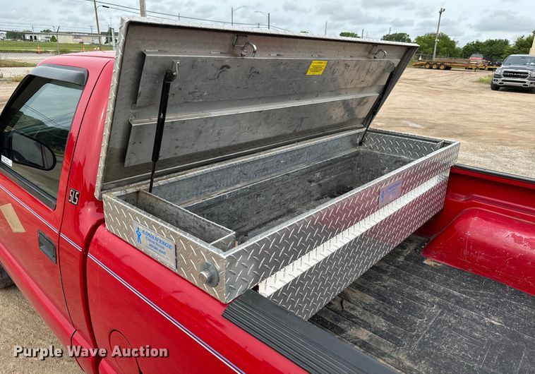 image for item NL9883 2001 GMC Sonama  pickup truck