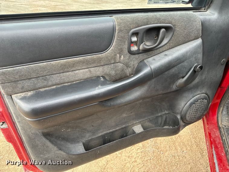 image for item NL9883 2001 GMC Sonama  pickup truck