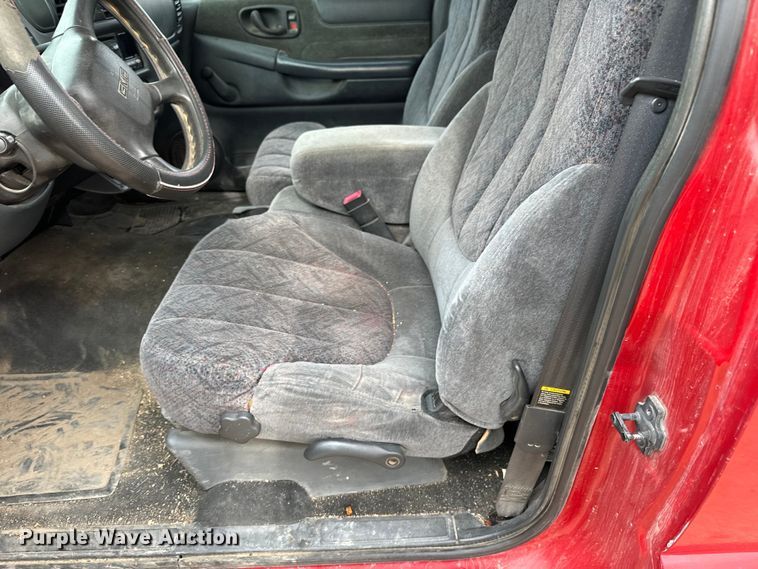 image for item NL9883 2001 GMC Sonama  pickup truck