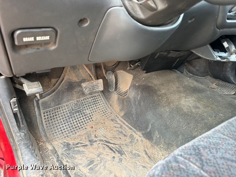 image for item NL9883 2001 GMC Sonama  pickup truck