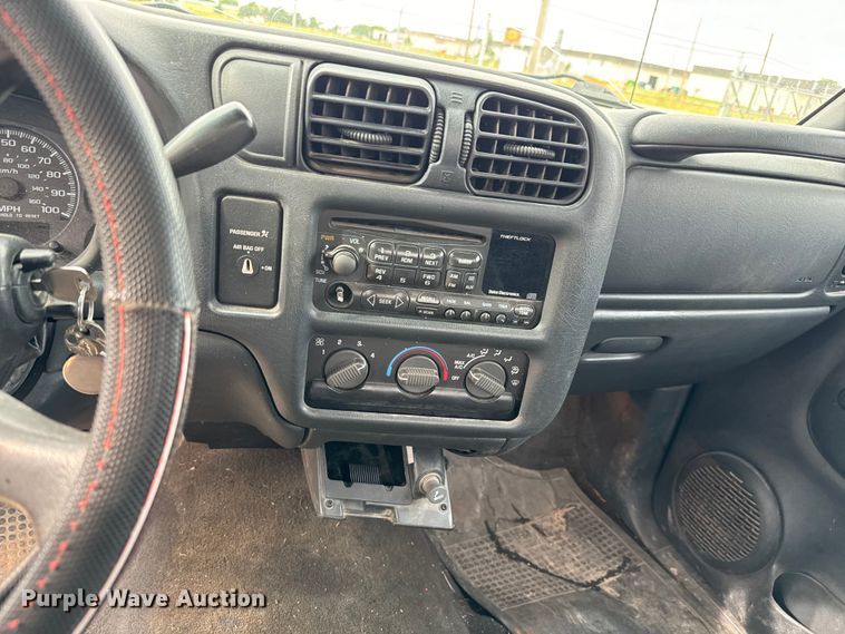 image for item NL9883 2001 GMC Sonama  pickup truck