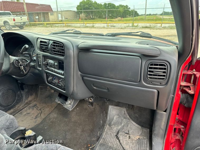 image for item NL9883 2001 GMC Sonama  pickup truck