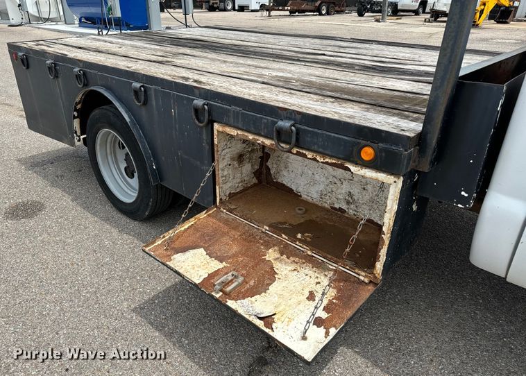 image for item NL9897 2004 Ford F550 flatbed truck