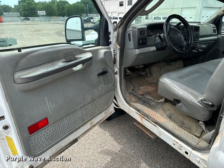 image for item NL9897 2004 Ford F550 flatbed truck