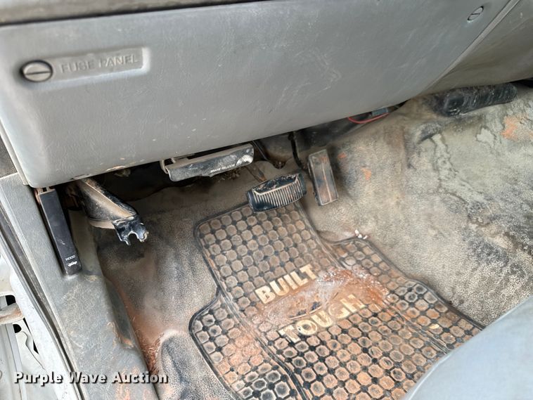 image for item NL9897 2004 Ford F550 flatbed truck