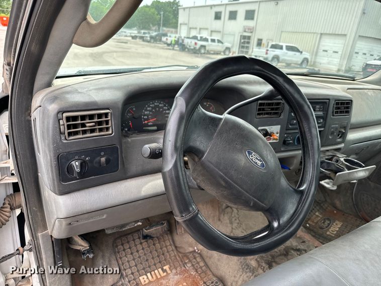 image for item NL9897 2004 Ford F550 flatbed truck