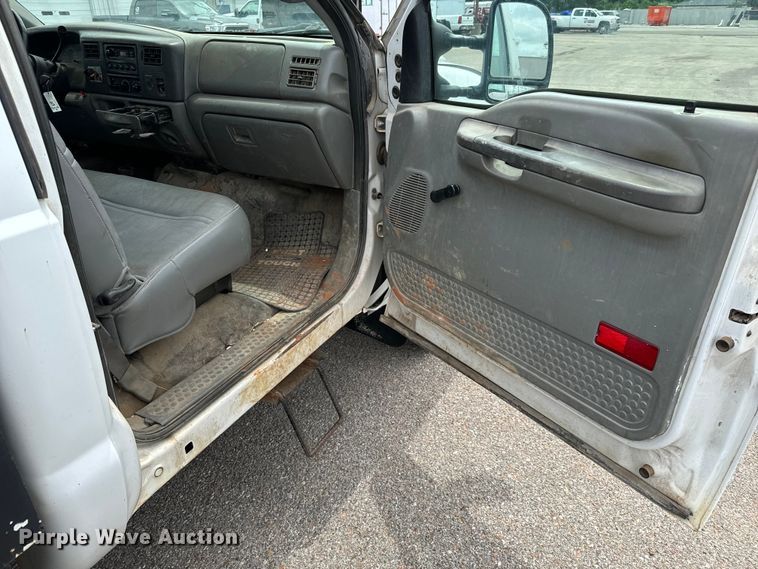 image for item NL9897 2004 Ford F550 flatbed truck