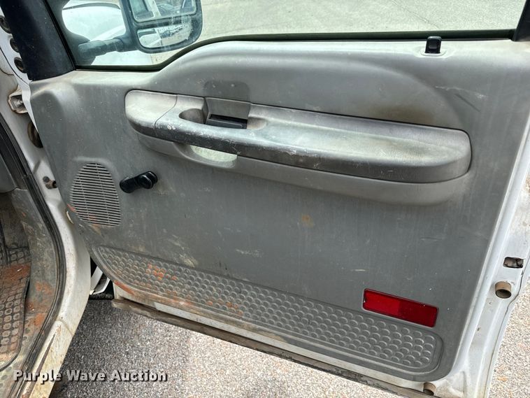 image for item NL9897 2004 Ford F550 flatbed truck